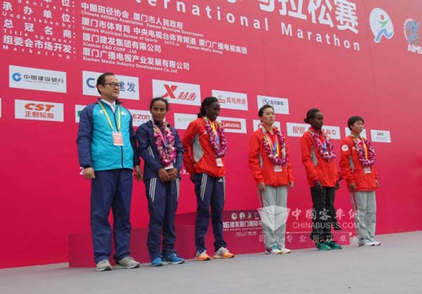 金龍客車副總經(jīng)理徐向東為女子選手頒獎