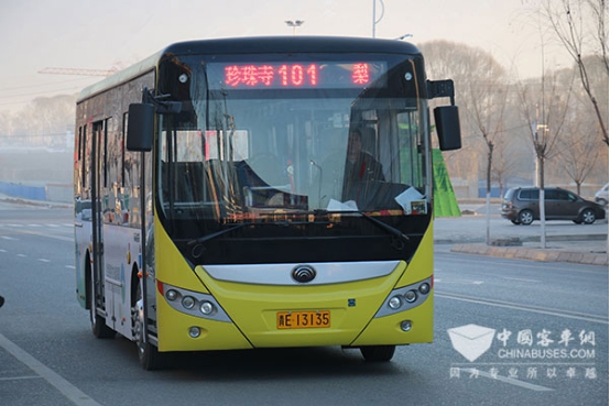 在貴德縣城運(yùn)營(yíng)的宇通純電動(dòng)公交車(chē)