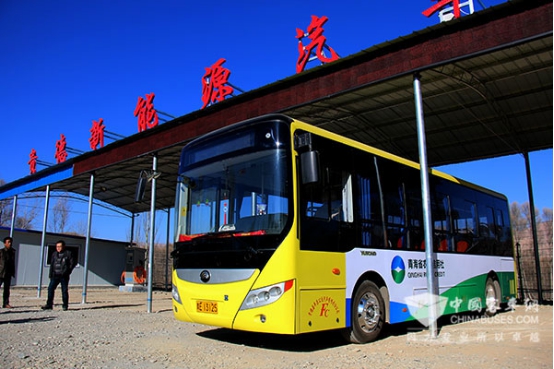 在充電場(chǎng)停靠的宇通8米新能源公交車(chē)
