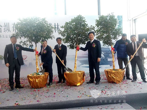 　“合縱布局，聚木成林”的定制座駕交車儀式現場
