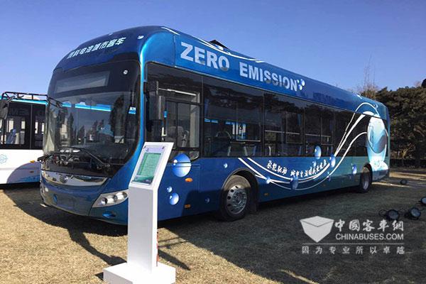 百人會現場展示的宇通燃料電池城市客車