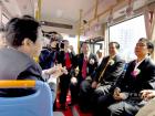 2008年各級領導參加中車時代電動首批車下線儀式，乘坐新能源公交