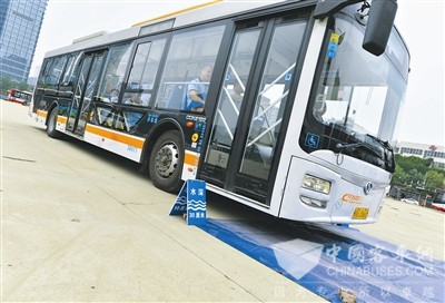  成都公交防汛演練 車(chē)輛涉水低速慢行不能換擋加速