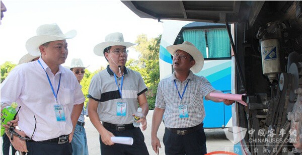 檢查組深入一線(xiàn),對(duì)旅游車(chē)輛進(jìn)行檢查