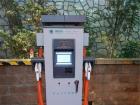 停車場(chǎng)內(nèi)為電動(dòng)雙層觀光巴士配備的充電樁，由國(guó)家電網(wǎng)提供。