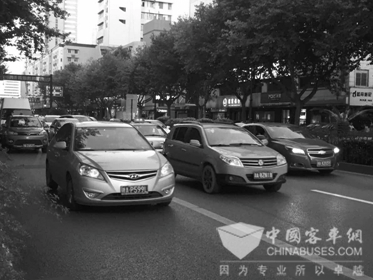 杭州公交專用道“松綁”第一天 私家車司機有些“膽小”