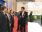 比亞迪商用車市場總監王璦琿與主辦方領導在一起交流