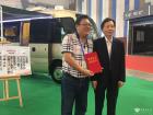 中國公路學會客車分會理事長王奇英為金龍房車禮賓車頒發獲獎證書