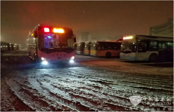 向戰(zhàn)風(fēng)斗雪的公交人們致敬！