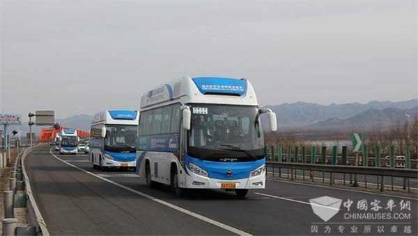 福田歐輝氫燃料電池客車作為官方指定用車，以綠色品質(zhì)護(hù)航長(zhǎng)城國(guó)際可再生能源論壇