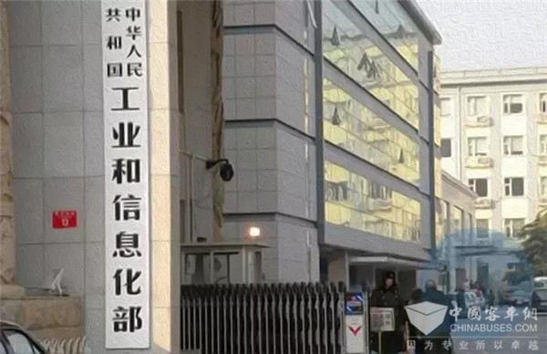 工信部新聞發(fā)言人黃利斌：氫燃料電池汽車更適用于長途商用車領域
