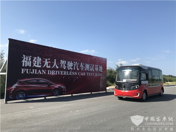 金旅XML6606JEV60C無(wú)人駕駛公交車(chē)（純電動(dòng)10-13座）