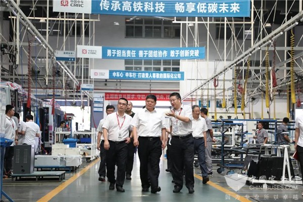 中車集團黨委常委、副總裁余衛平赴中車電動調研指導工作