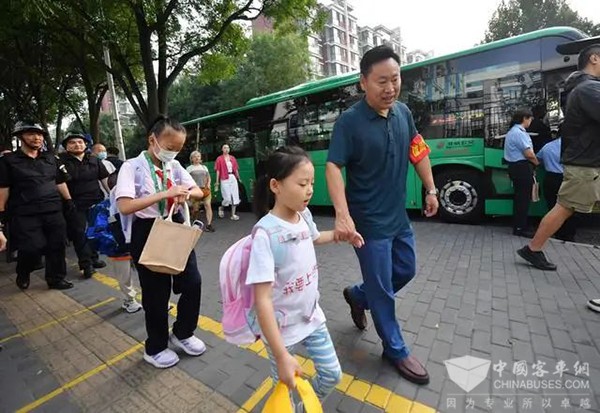 通學公交車 秋季學期 安全方面 新選擇