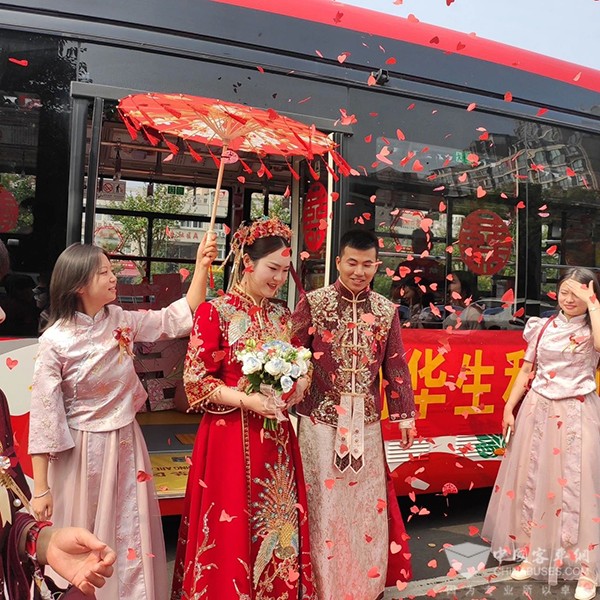 洛陽(yáng)公交 18米 公交婚車 婚禮儀式