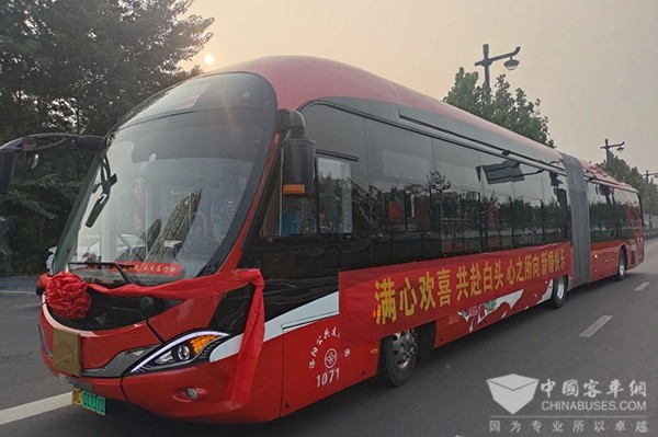 洛陽(yáng)公交 18米 公交婚車 婚禮儀式
