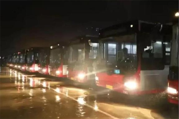 又有城市公交公司經營困難準備停運，不宜放手不管！
