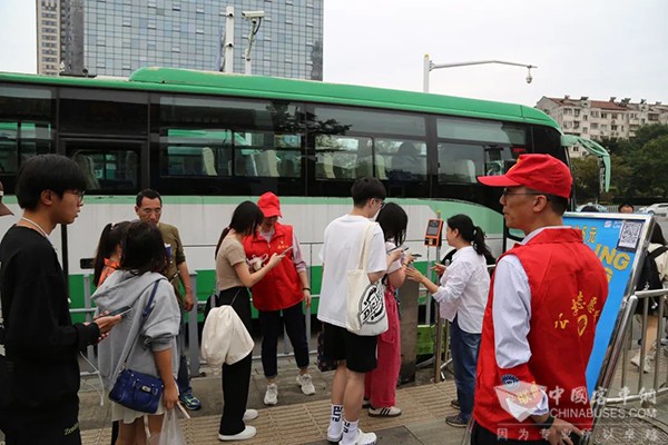 鎮(zhèn)江公交 節(jié)日期間 線路運(yùn)營(yíng) 安全生產(chǎn) 平穩(wěn)有序