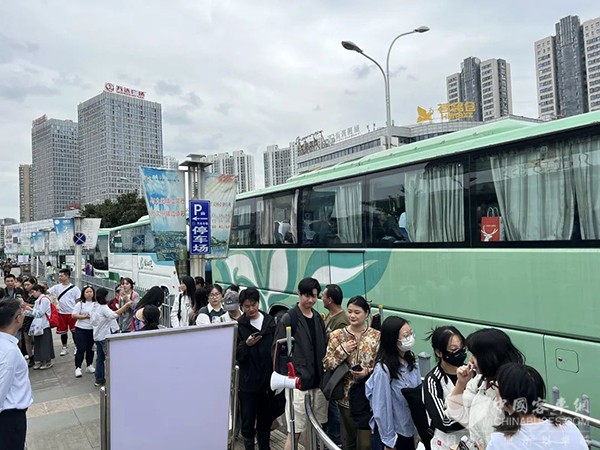 鎮(zhèn)江公交 節(jié)日期間 線路運(yùn)營(yíng) 安全生產(chǎn) 平穩(wěn)有序