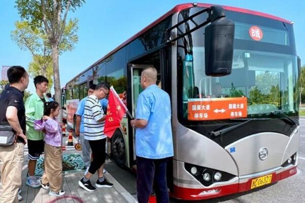 選擇天津公交綠色出行熱情高漲 “兩節(jié)”假期超800萬人次