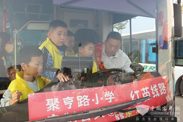 鹽城公交 小記者 走進(jìn)大公交 實(shí)踐活動(dòng)