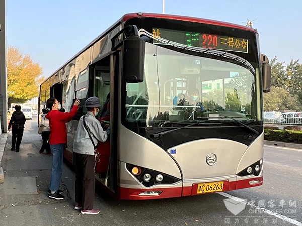 超一億人次刷敬老卡乘車 天津公交“敬老服務線路”再升級