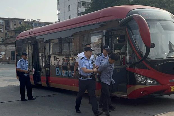 養成良好習慣 公交駕駛員操控車輛如何避免發生安全事故?