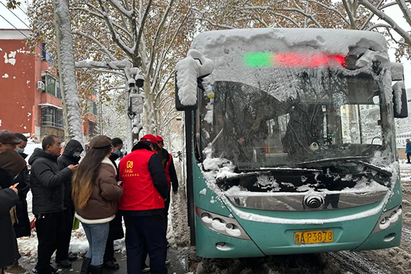 保障市民惡劣天氣順利出行 鄭州公交各崗位聯動大雪中凌晨探路