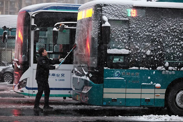 堅守工作崗位 濟南公交全力保障市民低溫雨雪天氣正常出行