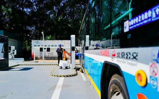 首次實現充綠電！北京超8000輛電動公交車“零碳”升級