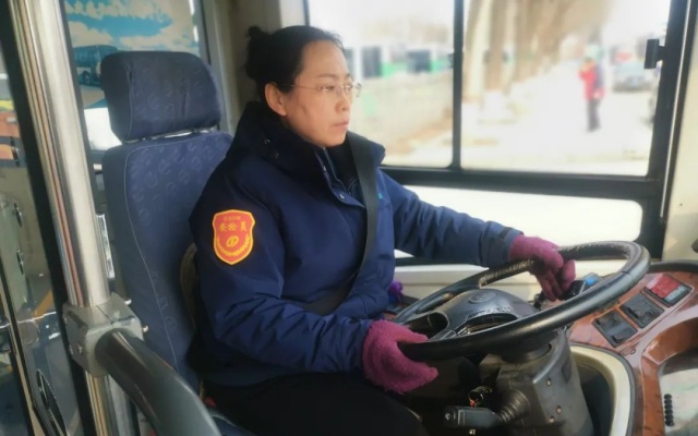 讓市民坐上放心車 退休前的她站好了節日的最后一班崗