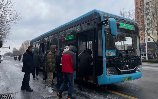 全力以赴戰風雪 臨沂公交溫暖乘客出行路