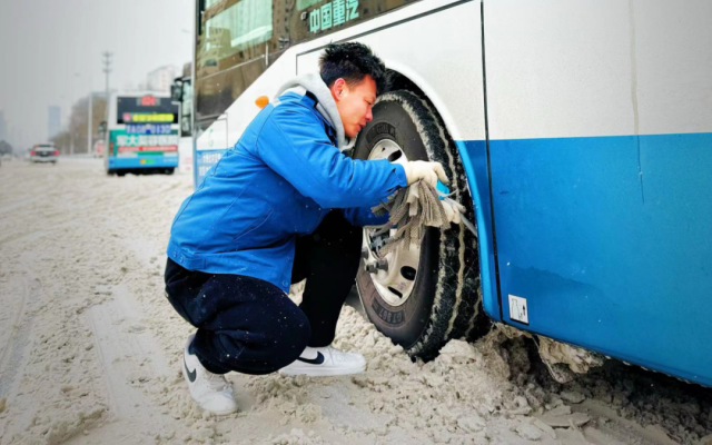 迎戰龍年首場大雪 太原公交全力保障雪天安全出行