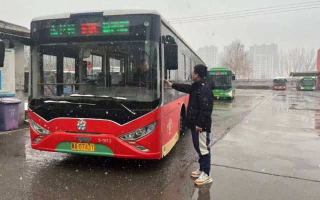 以雪為令、快速反應 石家莊公交為乘客雪天出行保駕護航