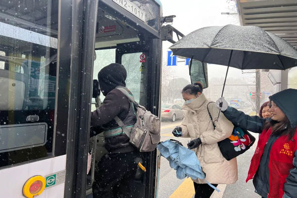 南京公交萬人備勤雨雪天，只為您穩穩的出行