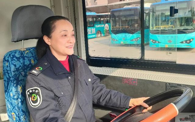 全國人大代表?xiàng)蠲缑纾撼碎_好公交車 我關(guān)注的還有很多