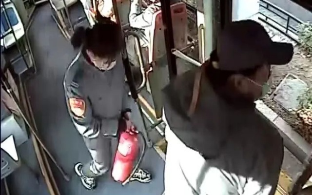 路遇電動(dòng)三輪自燃 石家莊公交車長(zhǎng)出手相助