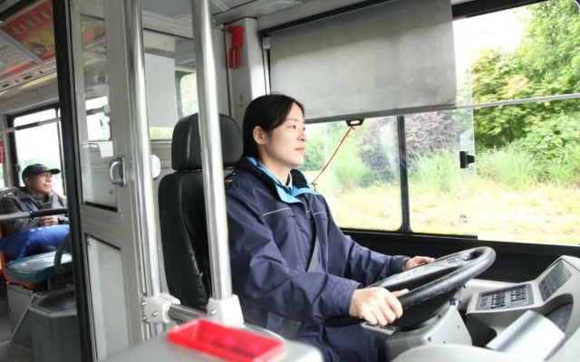 “上車慢點，請站穩扶好！” 這是她的口頭禪