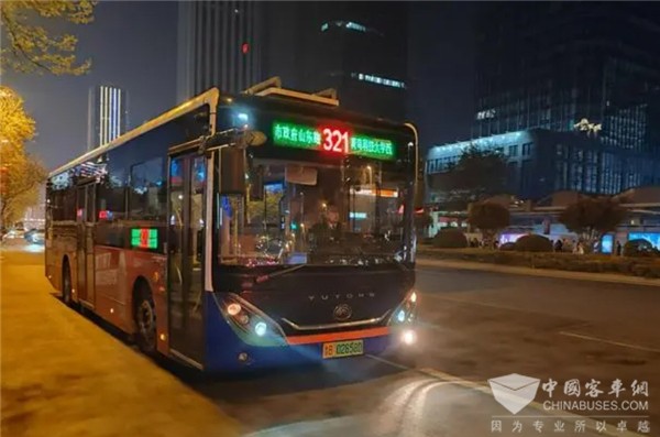 延續(xù)城市煙火氣！青島公交末班車延時(shí)催熱“夜經(jīng)濟(jì)”