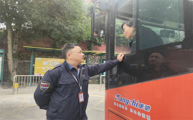 福州公交夫妻檔 風雨無阻十年如一日的堅守
