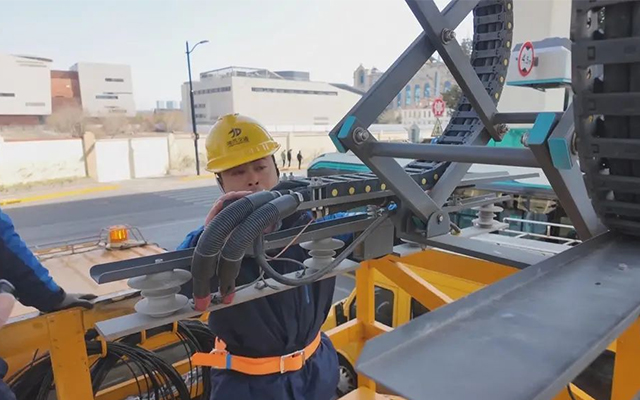 寒潮來襲 上海久事公交部門保障超級電容車受電弓正常運(yùn)行