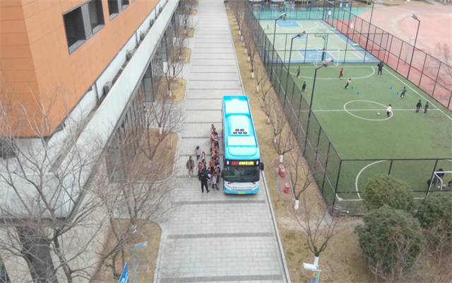 科技護(hù)學(xué)！南京公交“小藍(lán)鯨”無人機(jī)開啟校園守護(hù)新模式