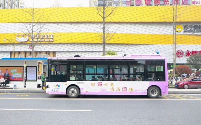 智能+便民 內(nèi)江萬(wàn)達(dá)公交站臺(tái)改造完成 細(xì)節(jié)優(yōu)化獲市民熱贊