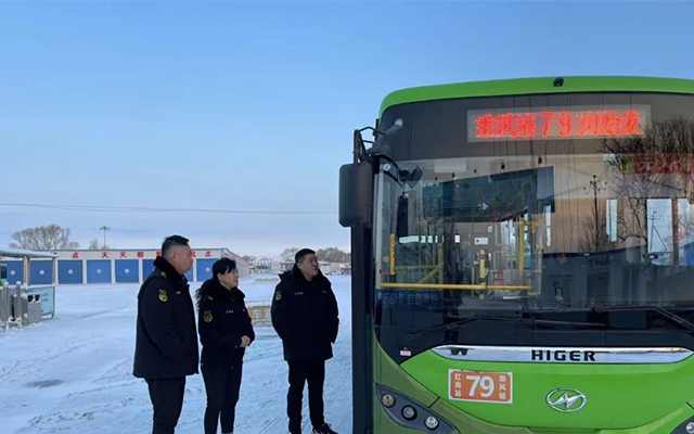 時刻“嚴實” 雨雪中油城公交全力保障乘客安全出行