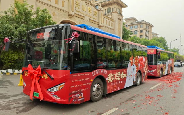 “公交婚車”定格愛的獨家記憶