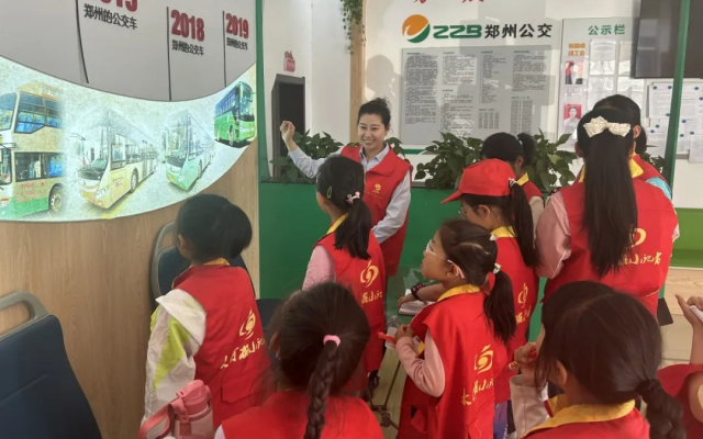 迎全國防災(zāi)減災(zāi)日 “小記者們”走進(jìn)鄭州公交學(xué)習(xí)交通安全知識