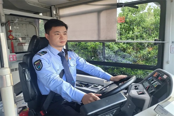 揚州第八屆“公交車長關(guān)愛日” 系列報道①我與公交的溫暖羈絆