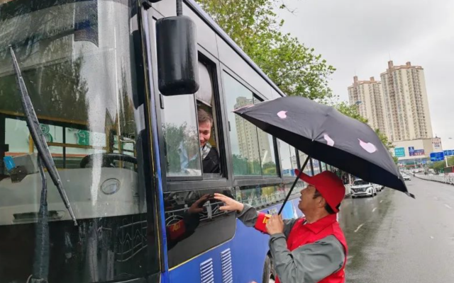 風雨中的暖心守護：烏魯木齊公交志愿者撐起溫情傘
