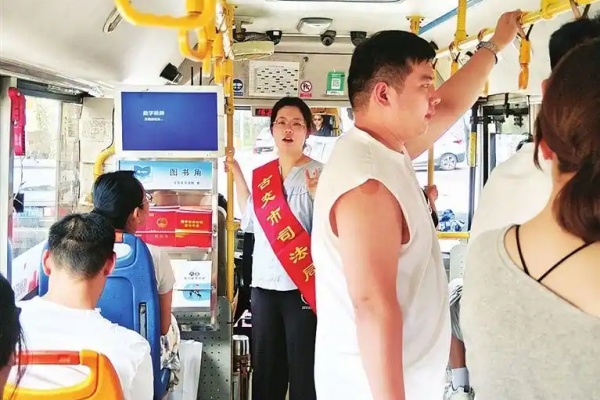 法律人有福了，搭車還能學法：太原古交公交迎來法制圖書角