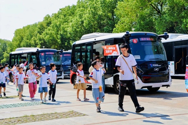 自動駕駛的魅力！258名少年參加蘇州金龍暑期研學游活動